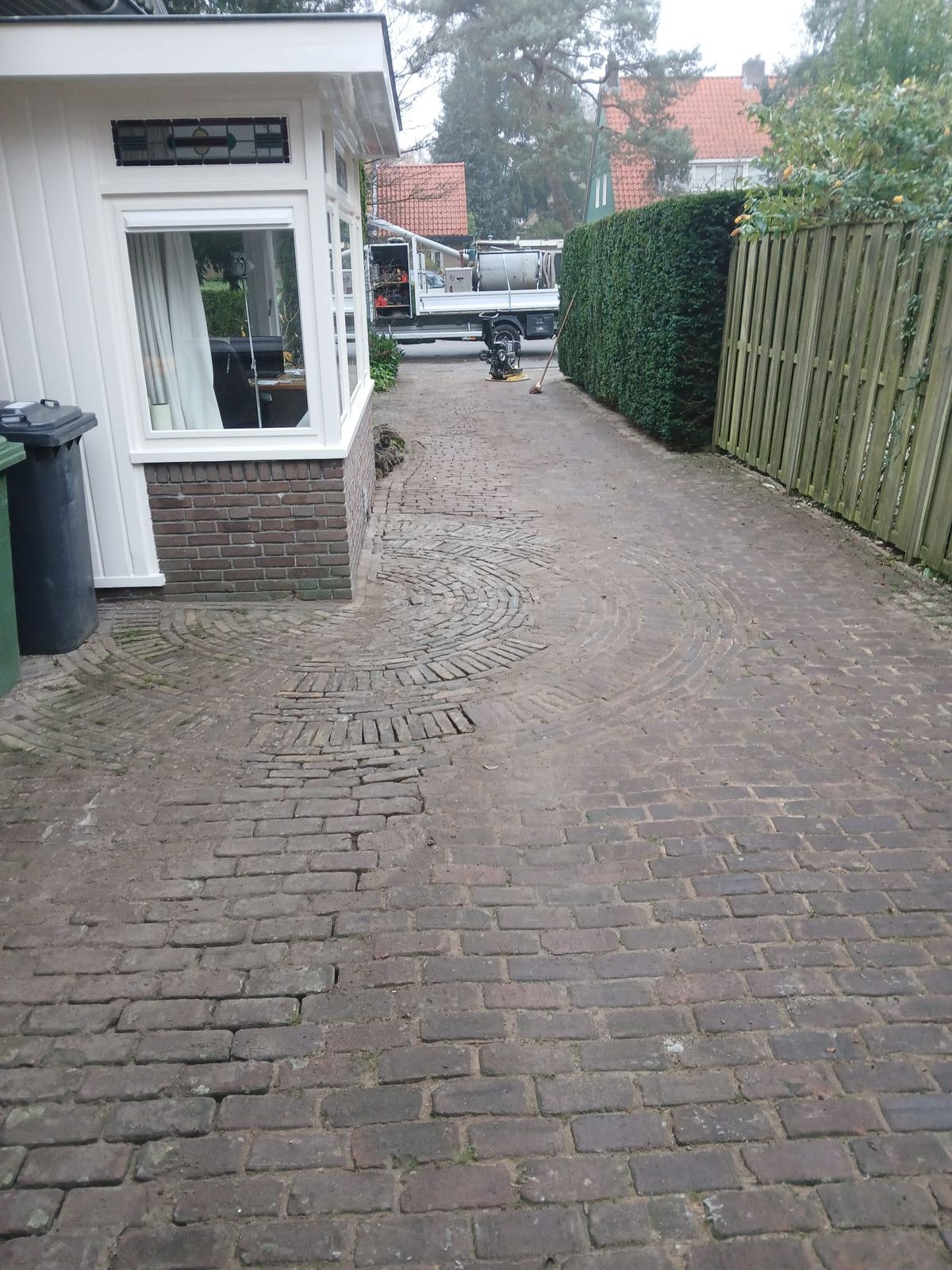 Klinkers netjes teruggelegd na het rioolwerk